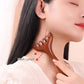 🛒 ¡COMPRA 1 Y LLEVA 1 GRATIS! ✨ Peine Meridiano de 6 Puntas – Masajeador de cuero cabelludo por acupresión y removedor de cabello, ayuda a mejorar la circulación y la relajación, con diseño de madera natural 🌿💆‍♀️