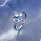 Anillo geométrico ovalado con detalles de circonia